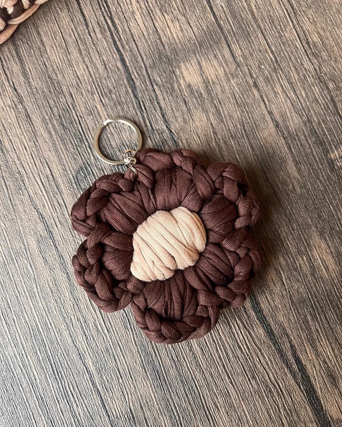Charm Fiore Moka marrone con centro avorio e anello portachiavi