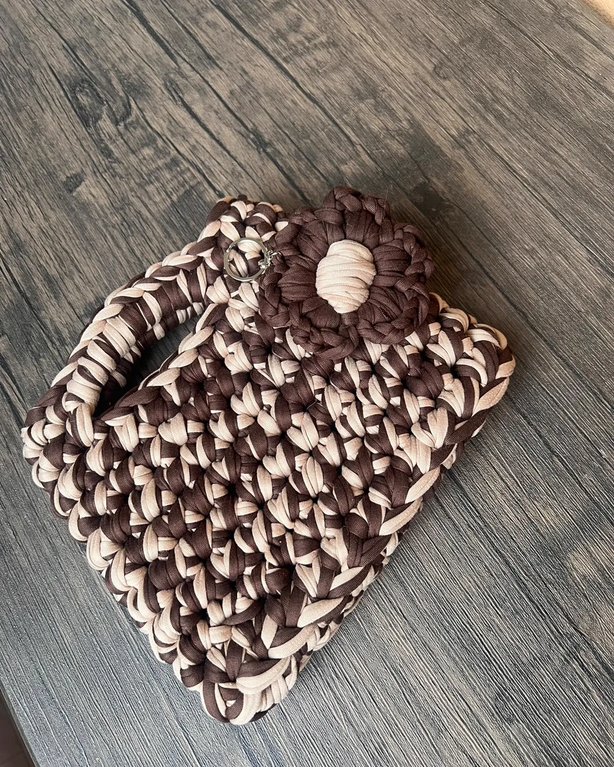 Set Moka con borsa crochet e charm floreale coordinato